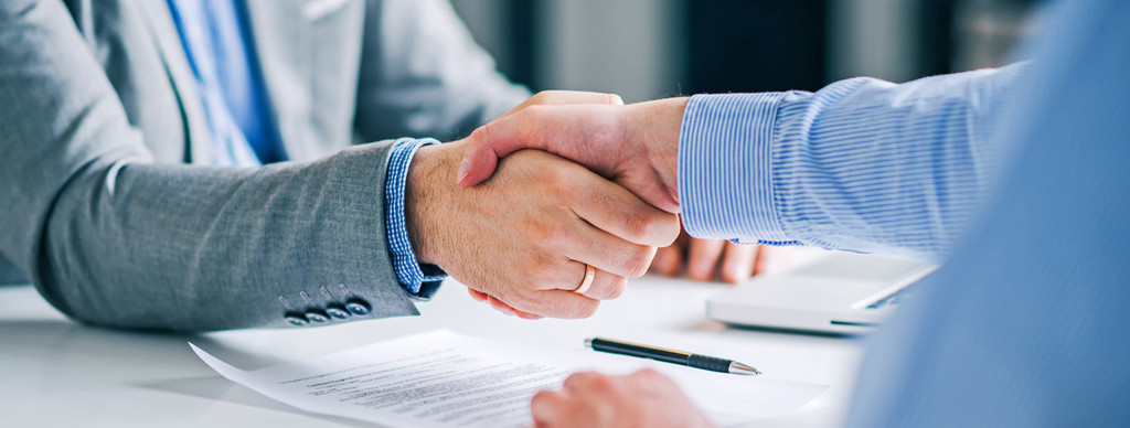 Treuhanddienstleistungen Symbolbild mit Händeschütteln